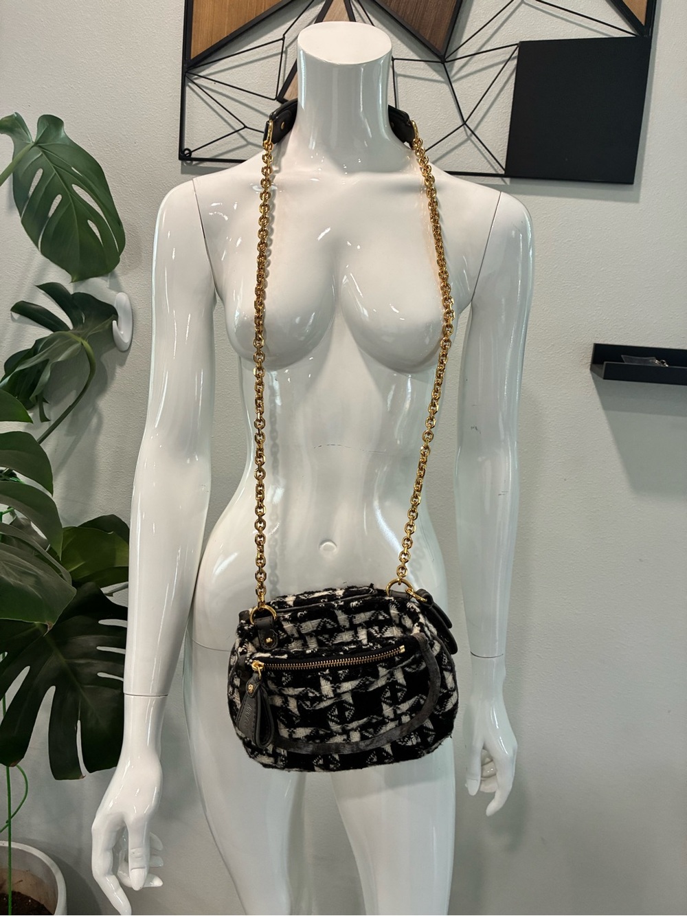 Juicy Couture-Vintage herringbone pattern fabric with branded zipper pulls. - Picture 13 of 16